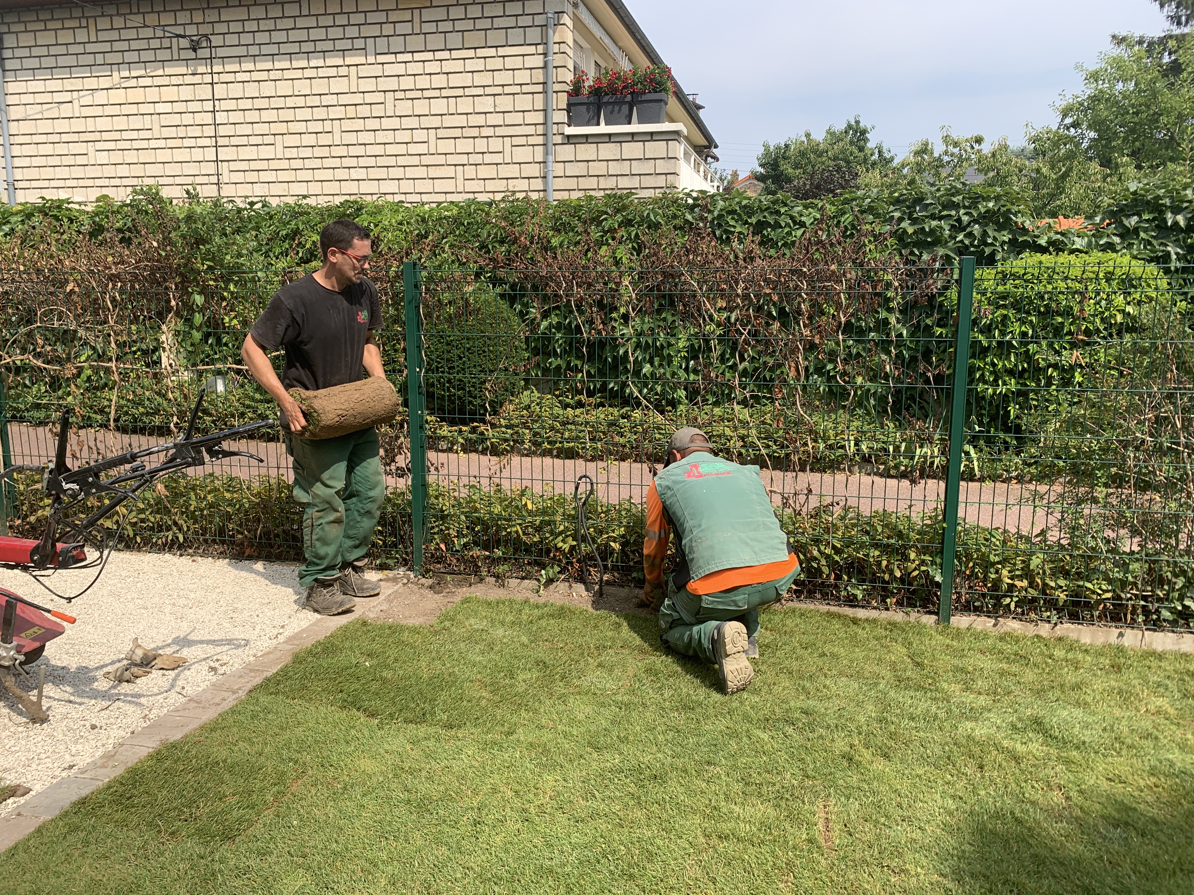 ouvrier travaillant dans un jardin